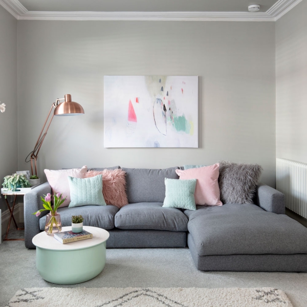 Wandfarbe Hellgrau und wie Sie sie richtig einsetzen graues wohnzimmer rosa blaue akzente