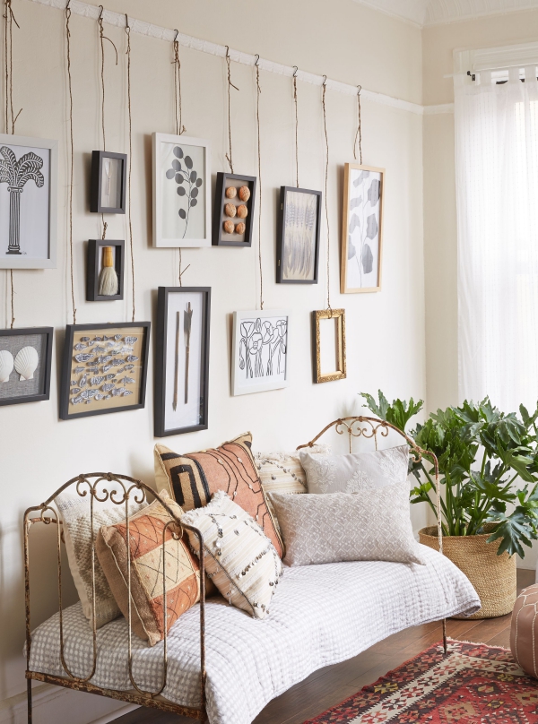 Bilder aufhängen ohne Nagel – Wandschonende Techniken für Mieter bilderleistne boho chic wohnzimmer