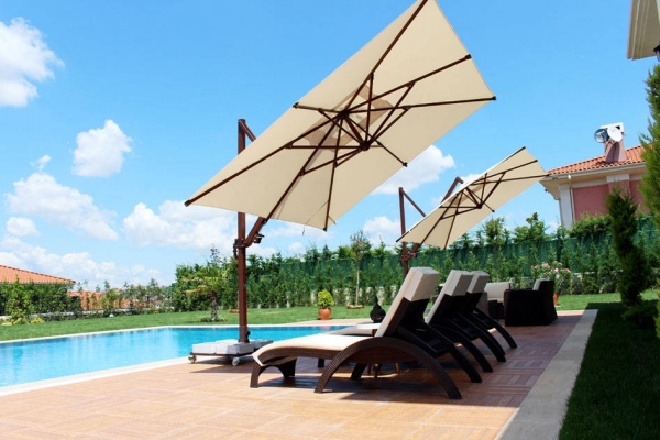 Die besten Sonnenschirme mit UV-Schutz für den Pool Bereich viereckig