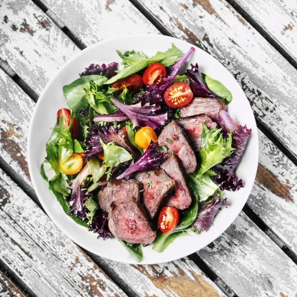 Dukan Diät – Wie gesund ist der neue Trend Vor- und Nachteile salat mit steak gesunde ernährung protein