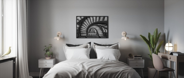 Gerahmte Bilder für Wohnzimmer und andere Räume – Tipps rund um den Kauf schwarze treppen über bett dunkel