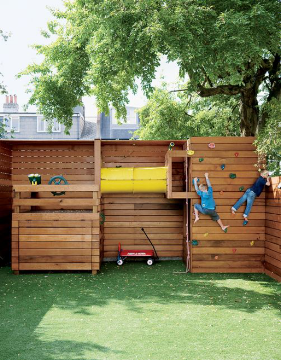 Kinderspielplätze im eigenen Garten Kletterwand aus Holz am Zaun