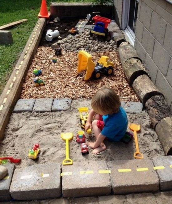 Kinderspielplätze im eigenen Garten Sandkasten Kleinkind beim Spielen