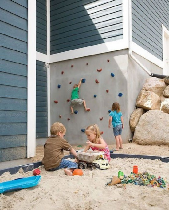 Kinderspielplätze im eigenen Garten Sandkasten Kletterwand am Haus