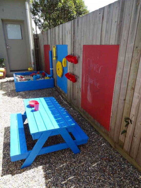 Kinderspielplätze im eigenen Garten Sandkasten im Halbschatten Sitzbank rote Kreidetafel am Zaun