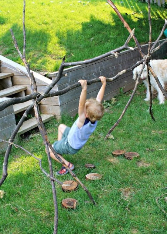 Kinderspielplätze im eigenen Garten aus Holzzweigen eine Turnstange machen