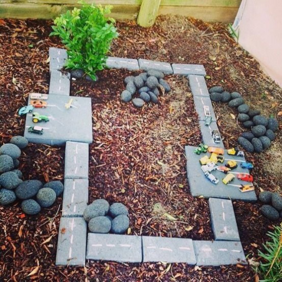 Kinderspielplätze im eigenen Garten kleiner Spielplatz mit Steinen Figuren machen