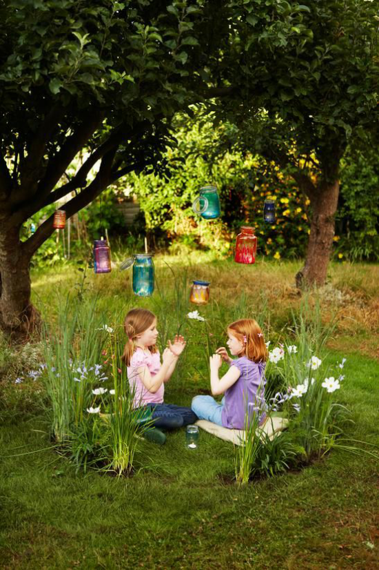 Kinderspielplätze im eigenen Garten zwei Mädchen spielen draußen Spaß haben