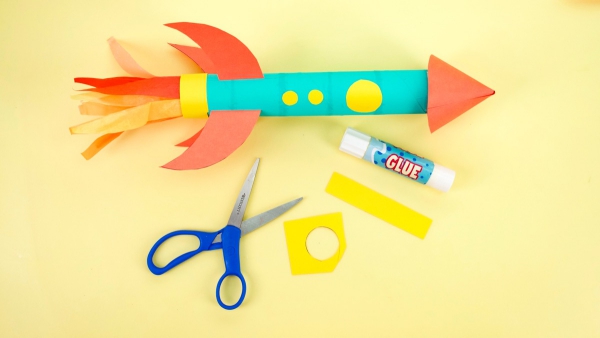 Rakete basteln mit Kindern – einfache Bastelanleitung und tolle Ideen die fertige rakete fenstern