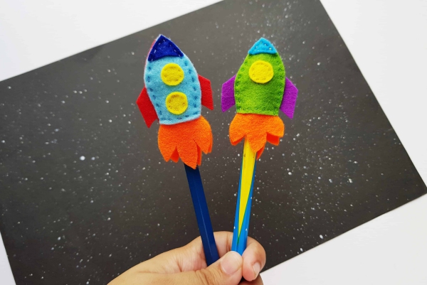 Rakete basteln mit Kindern – einfache Bastelanleitung und tolle Ideen diy stiftaufsetzer filz bunt