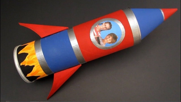 Rakete basteln mit Kindern – einfache Bastelanleitung und tolle Ideen einfache papier rakete mit kinder fotos
