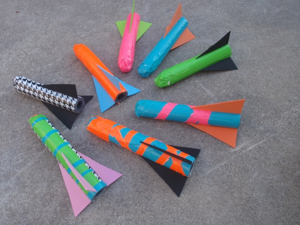 Rakete basteln mit Kindern – einfache Bastelanleitung und tolle Ideen einfache raketen washi tape poolnudeln
