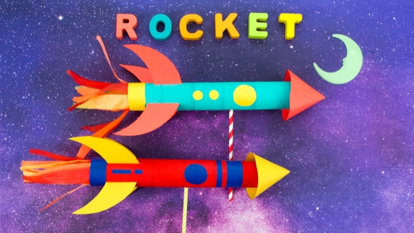 Rakete basteln mit Kindern – einfache Bastelanleitung und tolle Ideen fertiges projekt mit flammen und griffen