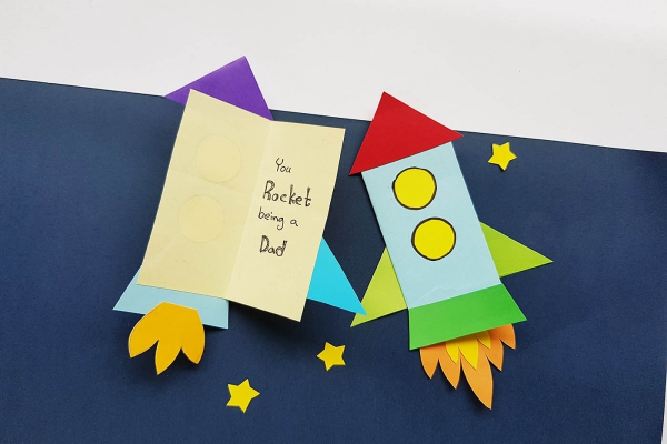 Rakete basteln mit Kindern – einfache Bastelanleitung und tolle Ideen grußkarte vatertag buntpapier