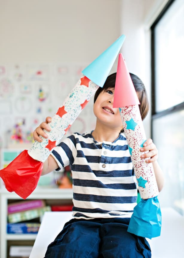 Rakete basteln mit Kindern – einfache Bastelanleitung und tolle Ideen kind spielt mit diy raketen