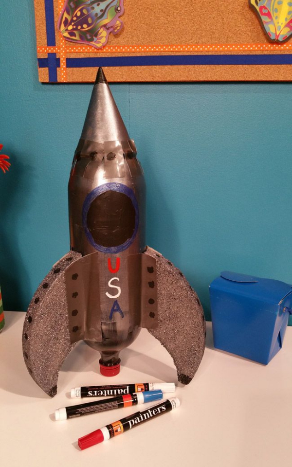 Rakete basteln mit Kindern – einfache Bastelanleitung und tolle Ideen kinder diy ideen plastikflasche