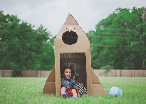 Rakete basteln mit Kindern – einfache Bastelanleitung und tolle Ideen kinder turm pappe gartendeko