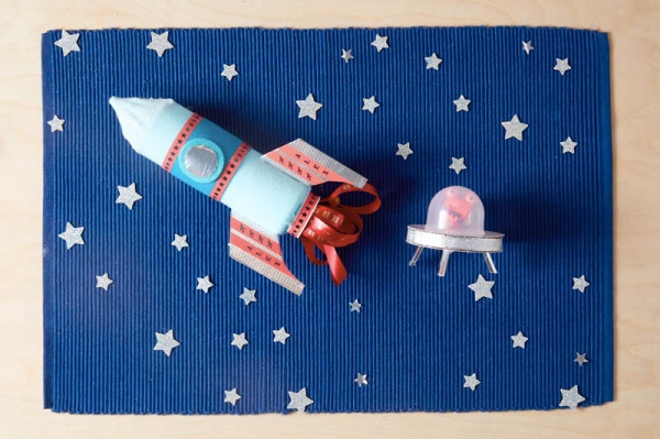 Rakete basteln mit Kindern – einfache Bastelanleitung und tolle Ideen kinderzimmer deko bild rakete ufo