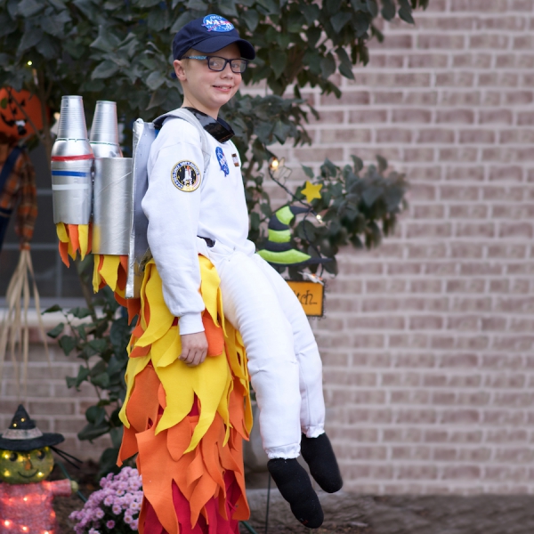 Rakete basteln mit Kindern – einfache Bastelanleitung und tolle Ideen raketenrucksack kostüm halloween