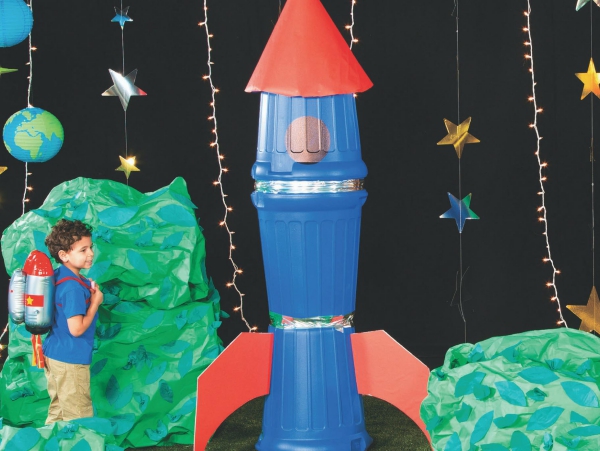 Rakete basteln mit Kindern – einfache Bastelanleitung und tolle Ideen riesige kinder rakete mülleimer theater