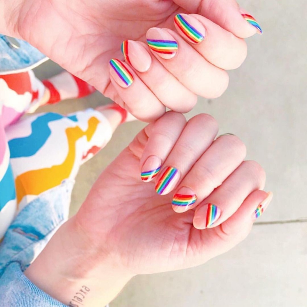 Regenbogen Nägel – 40 farbenfrohe Ideen und Tipps zum Sommer-Trend abstrakte designs streifen wild