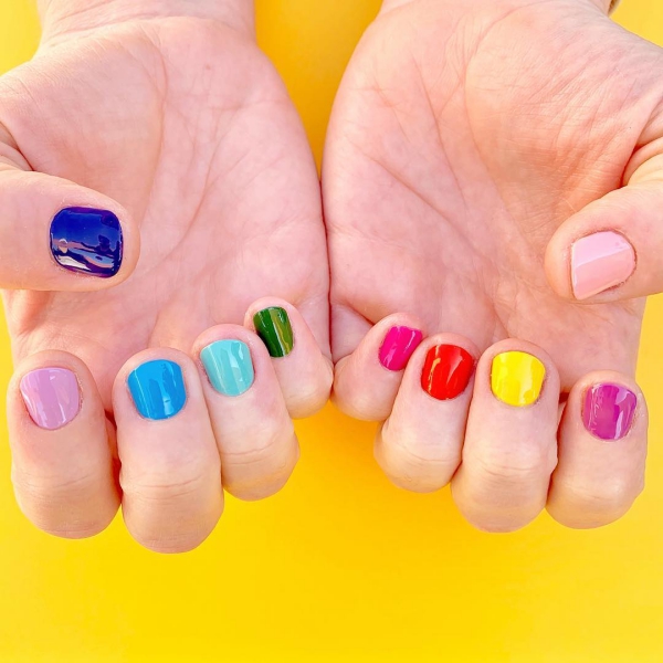 Regenbogen Nägel – 40 farbenfrohe Ideen und Tipps zum Sommer-Trend bunte nägel alle farben