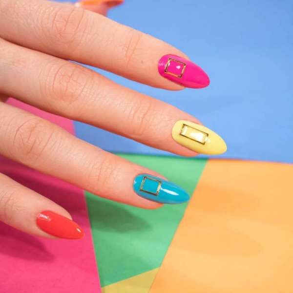 Regenbogen Nägel – 40 farbenfrohe Ideen und Tipps zum Sommer-Trend bunte nägel modern sticker