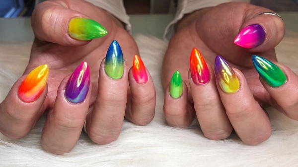 Regenbogen Nägel – 40 farbenfrohe Ideen und Tipps zum Sommer-Trend bunte ombre holo nägel