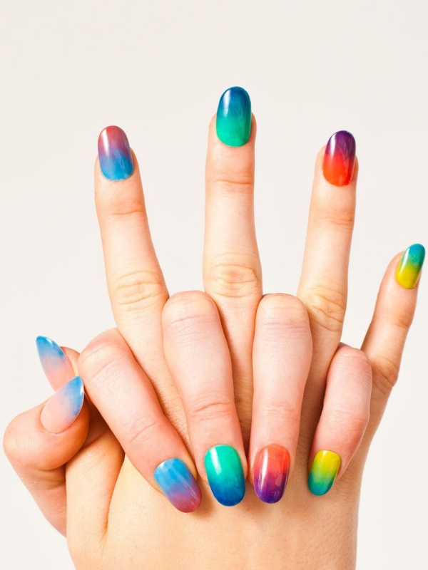 Regenbogen Nägel – 40 farbenfrohe Ideen und Tipps zum Sommer-Trend bunte ombre nägel bunt hübsch