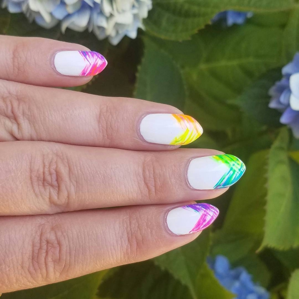 Regenbogen Nägel – 40 farbenfrohe Ideen und Tipps zum Sommer-Trend bunte spitzen auf weiß mandel form