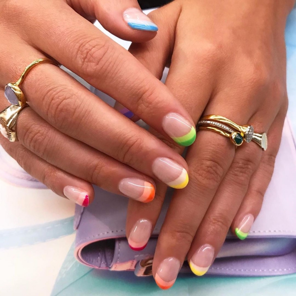 Regenbogen Nägel – 40 farbenfrohe Ideen und Tipps zum Sommer-Trend bunte spitzen streifen negative space
