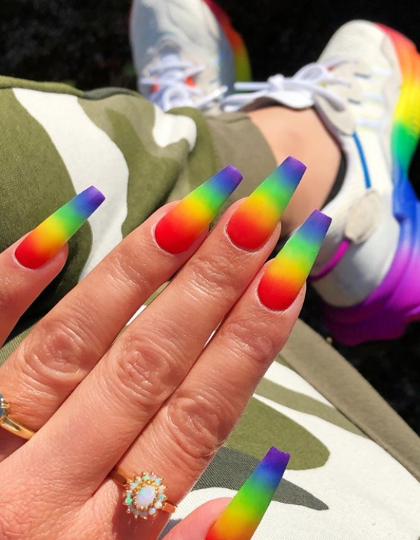 Regenbogen Nägel – 40 farbenfrohe Ideen und Tipps zum Sommer-Trend farbenfroh bunt ombre voll regenbogen