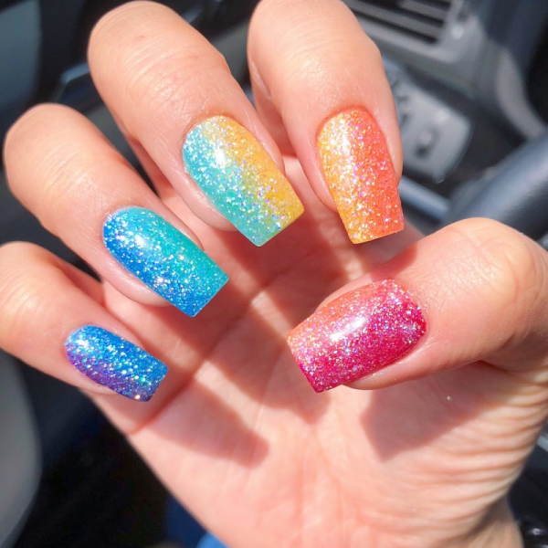 Regenbogen Nägel – 40 farbenfrohe Ideen und Tipps zum Sommer-Trend glitter glitzer ombre nägel