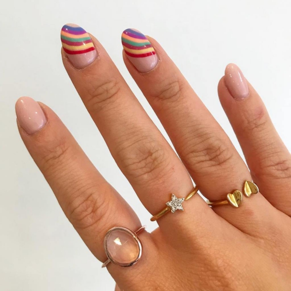 Regenbogen Nägel – 40 farbenfrohe Ideen und Tipps zum Sommer-Trend minimalistisch einfach streifen regenbogen