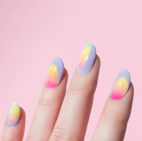 Regenbogen Nägel – 40 farbenfrohe Ideen und Tipps zum Sommer-Trend negative space bunt mit grau