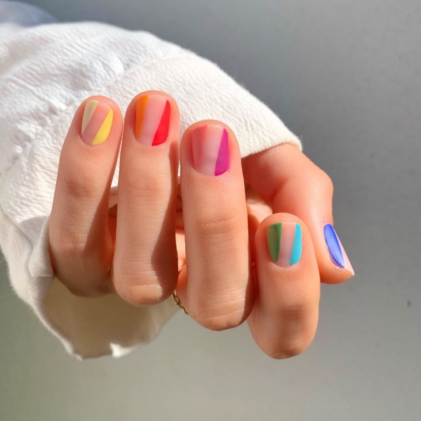 Regenbogen Nägel – 40 farbenfrohe Ideen und Tipps zum Sommer-Trend negative space bunte nägel modern