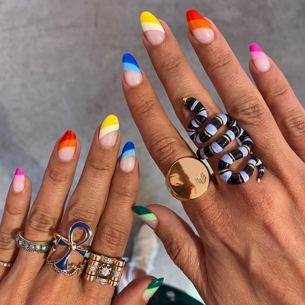 Regenbogen Nägel – 40 farbenfrohe Ideen und Tipps zum Sommer-Trend streifen nägel mit vielen ringen