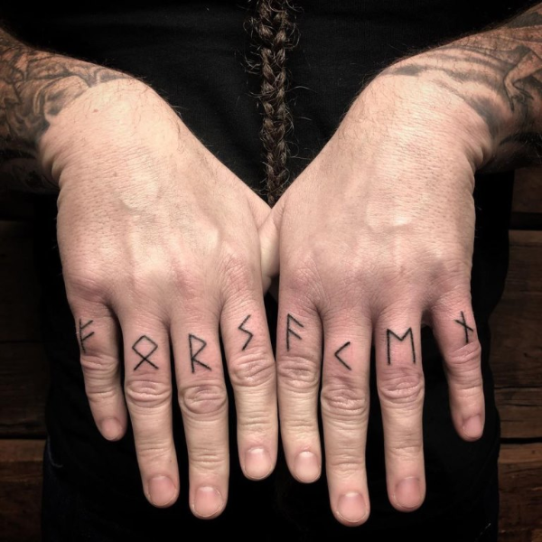Tattoo Trends 2020 - Tättoweirungen an allen Fingern