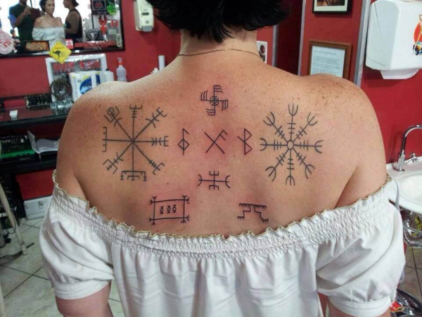 Tattoo Trends 2020 - verschiedene Runen am Rücken einer Dame