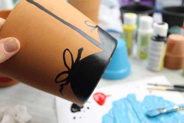 Basteln mit Tontöpfen – 40 kreative Ideen und kinderleichte Anleitung gartenzwerg füße malen schwarz