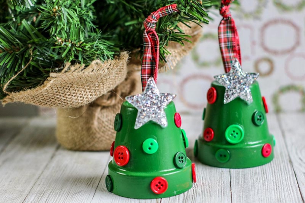 Basteln mit Tontöpfen – 40 kreative Ideen und kinderleichte Anleitung weihnachten deko grüne töpfe knöpfe