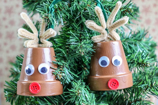 Basteln mit Tontöpfen – 40 kreative Ideen und kinderleichte Anleitung weihnachten deko rentiere rudolf