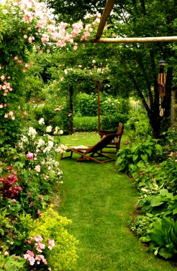 Garten gestalten Blumen Sträucher grüner Rasen Liegestuhl Sitzbank Ruhe Relax