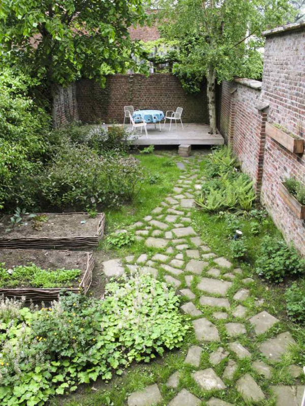 Garten gestalten Steinwand Ziegel Steinplatten Rückzugsort im Freien