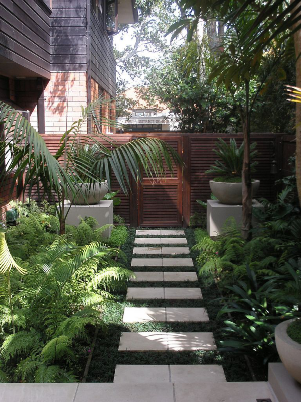 Garten gestalten kleiner Garten modern gestaltet Steinplatten Gartenweg fernöstliches Flair