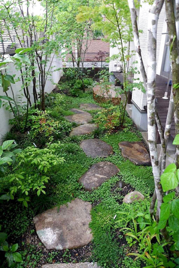 Garten gestalten kleiner schmaler Hinterhof große Steinplatten viel Grün Birkenbaum
