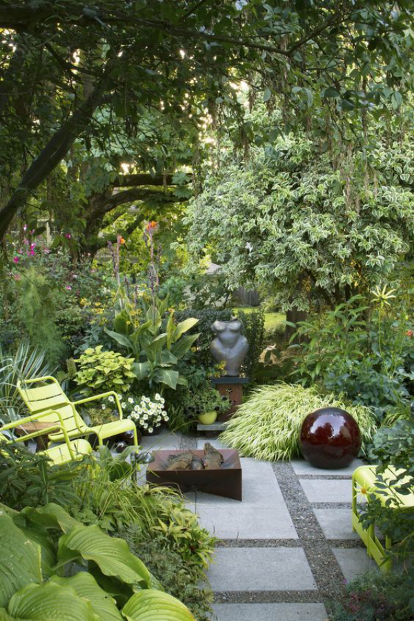 Garten gestalten schöne Gartengestaltung modern ruhig Steinplatten weitere Deko Holzsessel