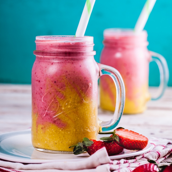 Gesunde, köstliche und schnelle Smoothie Rezepte für den Sommer ananas erdbeeren smoothie mit muster