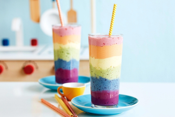 Gesunde, köstliche und schnelle Smoothie Rezepte für den Sommer mehrstufiger bunter regenbogen smoothie