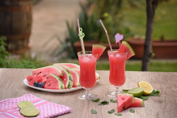 Gesunde, köstliche und schnelle Smoothie Rezepte für den Sommer smoothie cocktails mit wassermelone